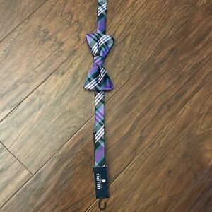 Bow tie
Neck size up to 20
Purple stripe
Stafford